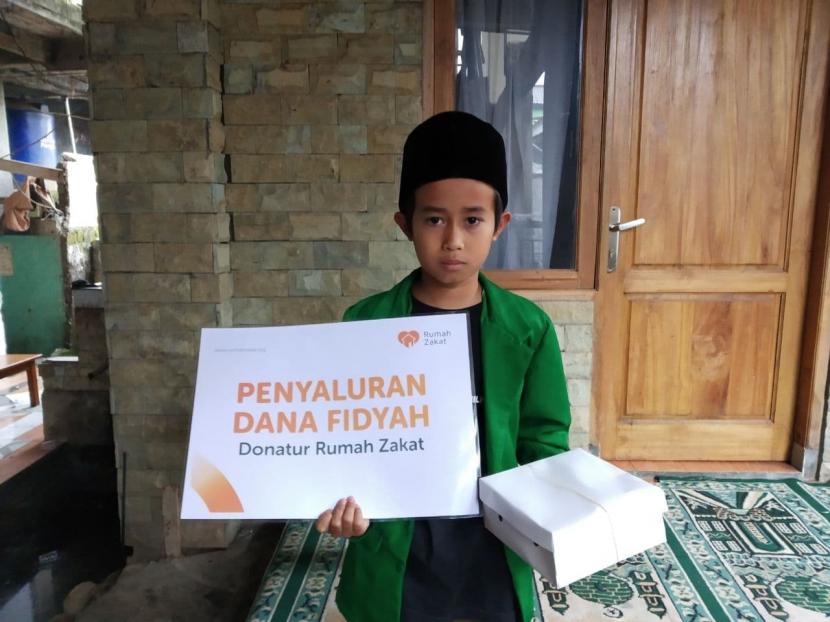 
Rumah Zakat hadir melalui Program Fidyah dan Berbagi Makanan Keluarga menyalurkan 300 boks makanan siap saji dan 250 kilogram (kg) beras kepada santri yang ada di Pondok Yatim Roudhotul Muta’alimin.
Foto: Rumah Zakat